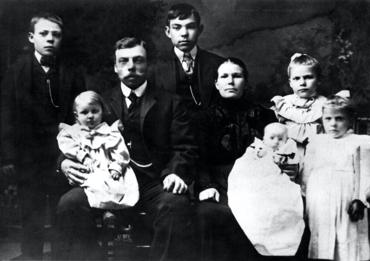 HH001 HoffmanFamily1903