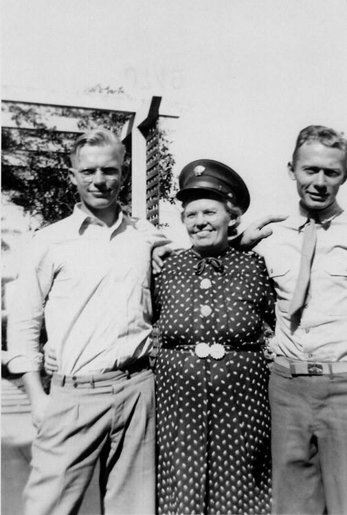 HH073 AliceHankHarold1943