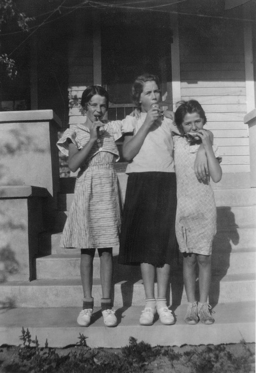 JL019 FredaEmmaErnieEarly30s