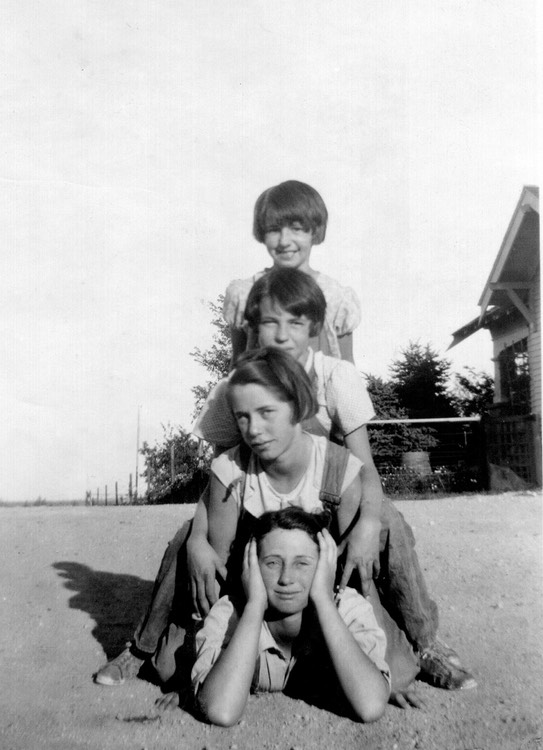 JL024 ErnieFredaEmmaLeonaEarly30s