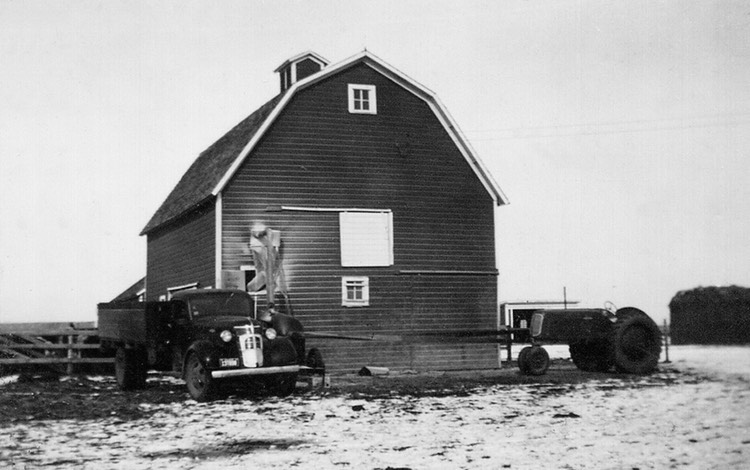 JL079 GrindingFeedCheairsPlace1942