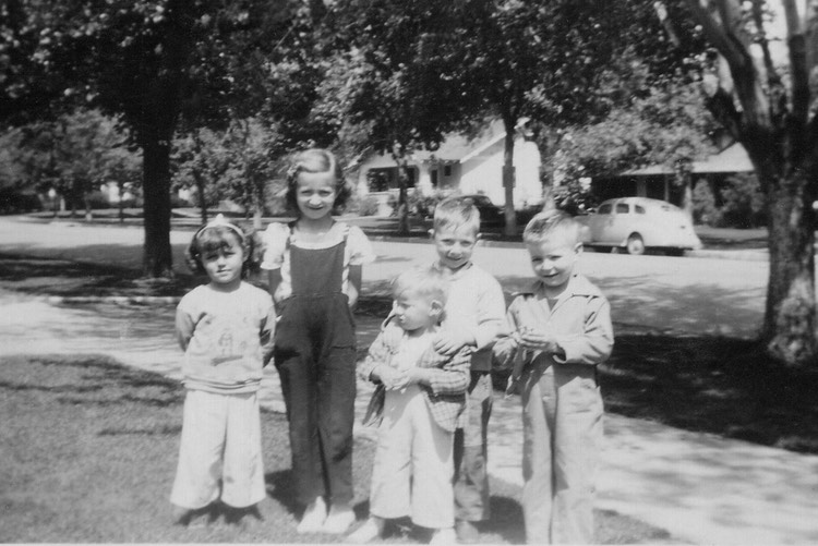 JL083 BonnieStanMargaretLorenLowell